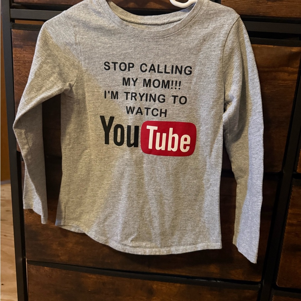 Pre-owned  Garanimals Gray Long Sleeve YouTube Kids Tee size 4T.